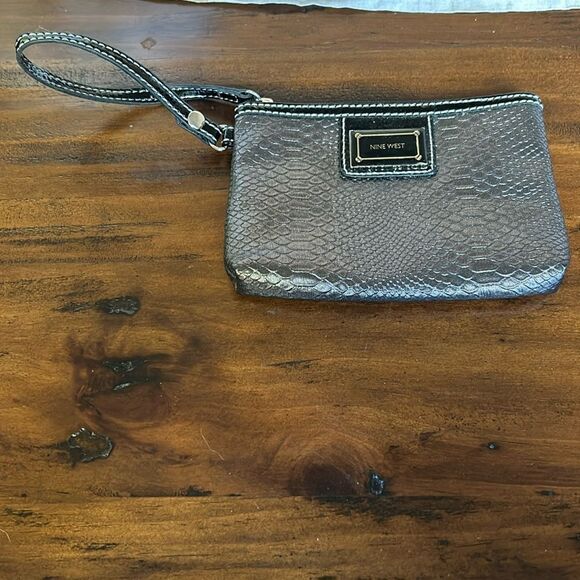 Nine wear  wristlet impeccable condition faux snake leather gray and black - Picture 1 of 10